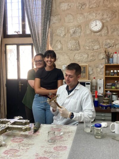 Giorgia y Maryam en el taller de restauración.