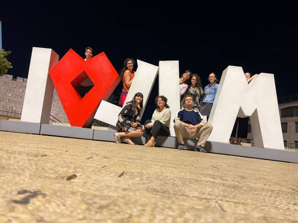 Los jóvenes de la función pública en la plaza de Jerusalén: "¡Amo a Jerusalén"!