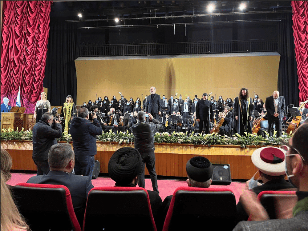 A staging of "Francis and the Sultan": orchestra on stage.