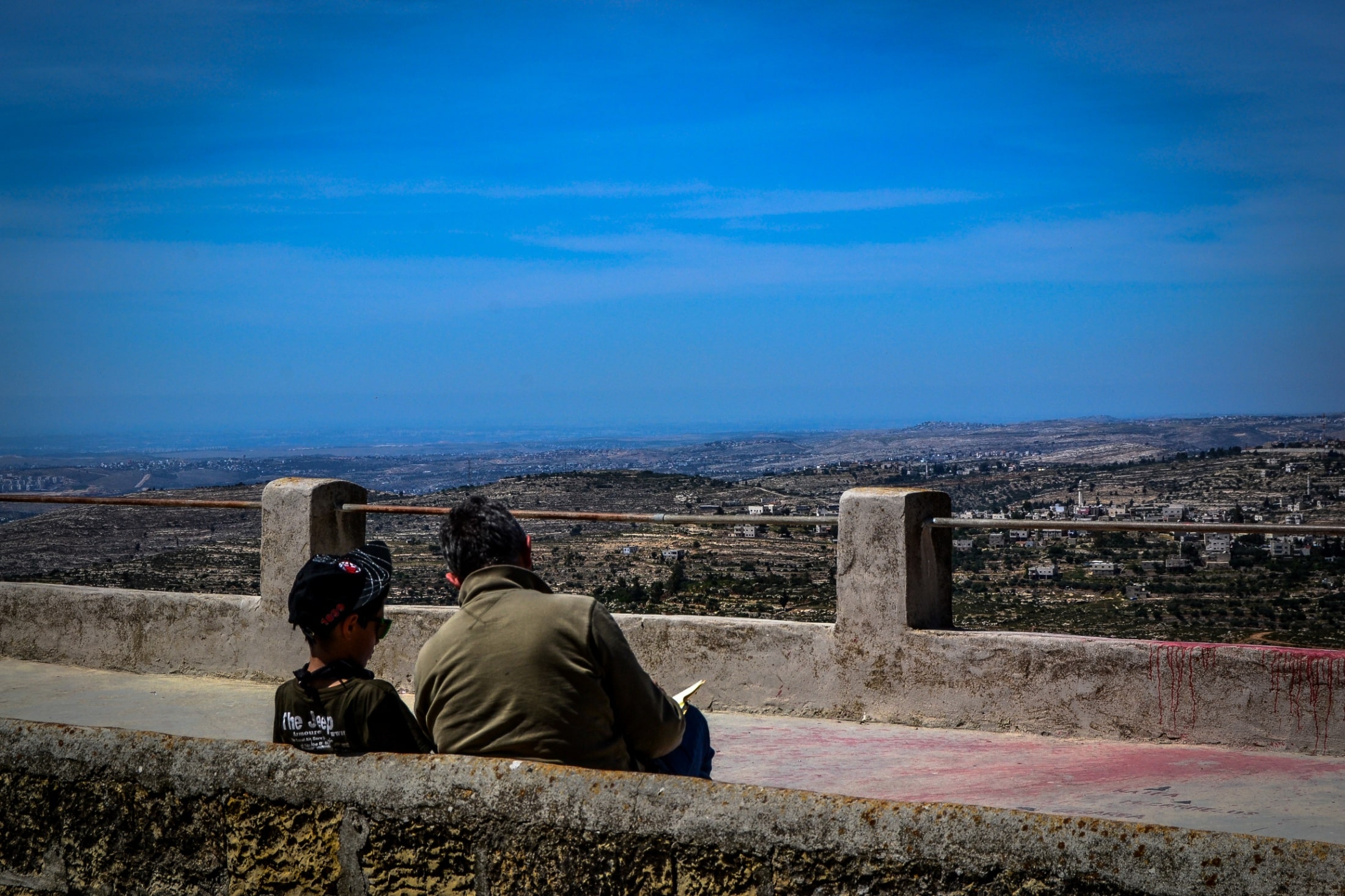 un uomo e un bambino guardano il panorama