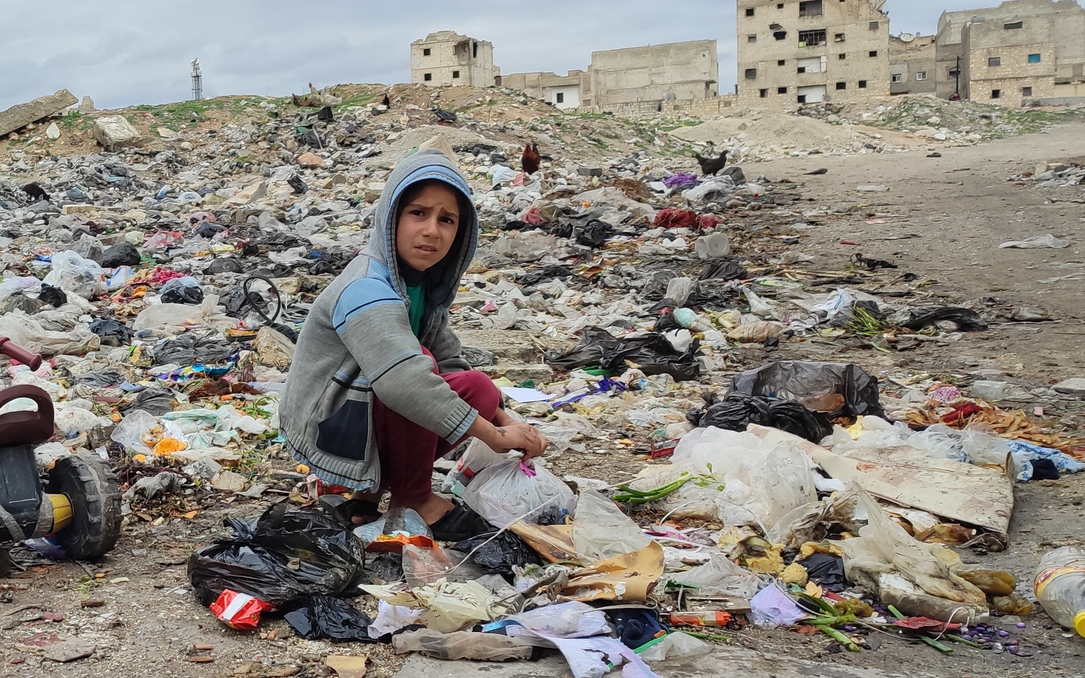 bambino di aleppo tra le macerie