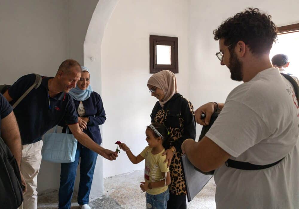 Jean-François (a sinistra) insieme a una famiglia di beneficiari ad Aleppo