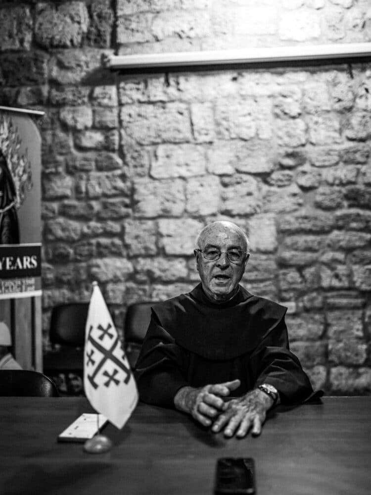 Portrait en noir et blanc du Père Quirico.