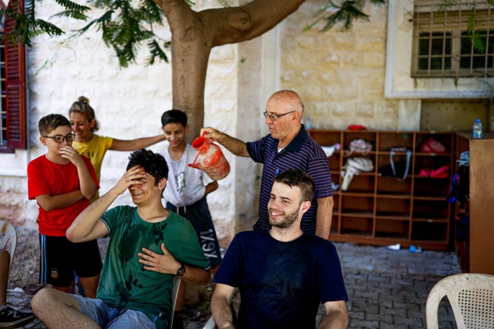 Padre Quirico insieme a Pietro, Alberto e ai bambini di Tripoli.