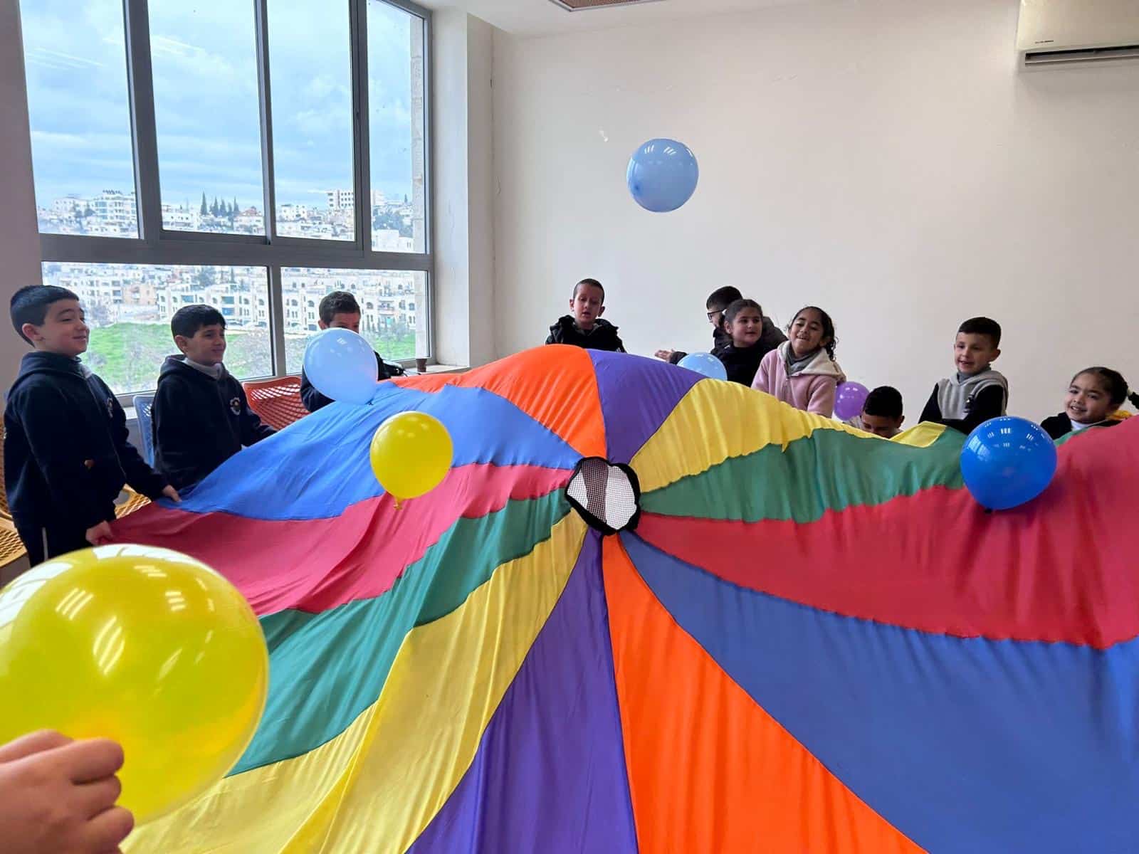 bambini che giocano coi palloncini